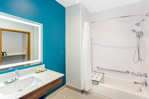 La Quinta Inn & Suites by Wyndham Miramar Beach-Destin - image 12