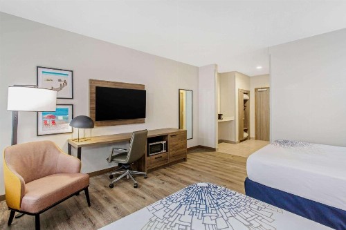 La Quinta Inn & Suites by Wyndham Miramar Beach-Destin - image 13