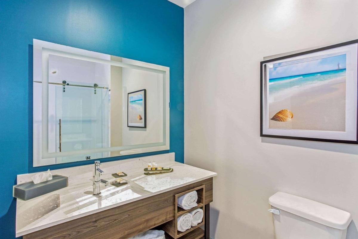 La Quinta Inn & Suites by Wyndham Miramar Beach-Destin - image 7
