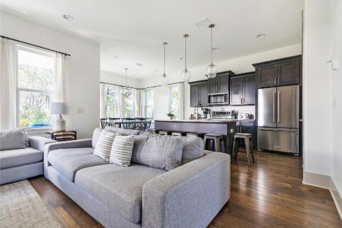 Amazing 2 Story Home With Hot Tub BBQ 10-Mn Walk to Beach Large Patio Community Pool Access Pets Welcome - image 3