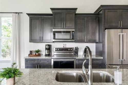 Amazing 2 Story Home With Hot Tub BBQ 10-Mn Walk to Beach Large Patio Community Pool Access Pets Welcome - image 7