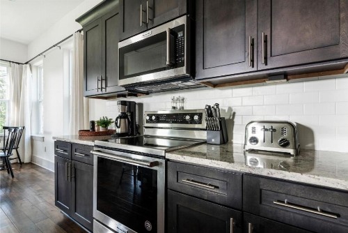 Amazing 2 Story Home With Hot Tub BBQ 10-Mn Walk to Beach Large Patio Community Pool Access Pets Welcome - image 9
