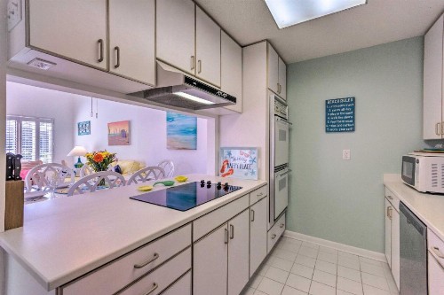 Sunny Miramar Villa Half Mi to Beach Access! - image 4