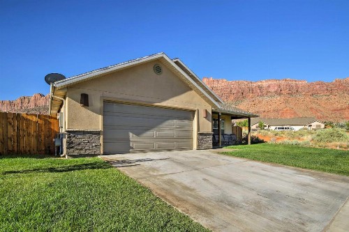 Luxury Moab Home with Mtn Views and Pool Access! - image 1