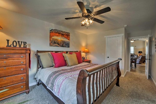 Luxury Moab Home with Mtn Views and Pool Access! - image 11
