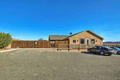 Luxury Moab Home with Mtn Views and Pool Access! - image 7
