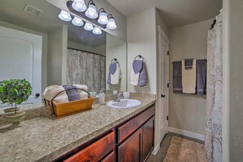Luxury Moab Home with Mtn Views and Pool Access! - image 9