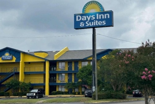 Days Inn & Suites Mobile - image 1