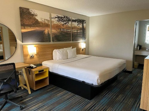 Days Inn & Suites Mobile - image 24