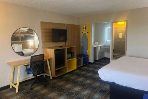 Days Inn & Suites Mobile - image 5