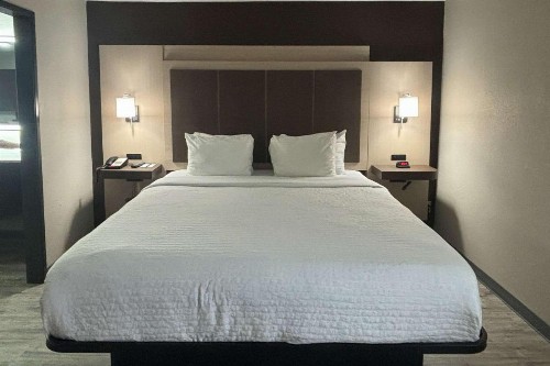 Quality Inn & Suites at Airport Blvd I-65 - image 16