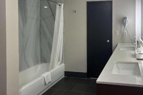 Quality Inn & Suites at Airport Blvd I-65 - image 18
