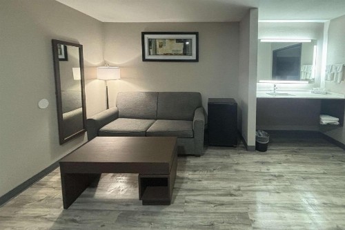 Quality Inn & Suites at Airport Blvd I-65 - image 19