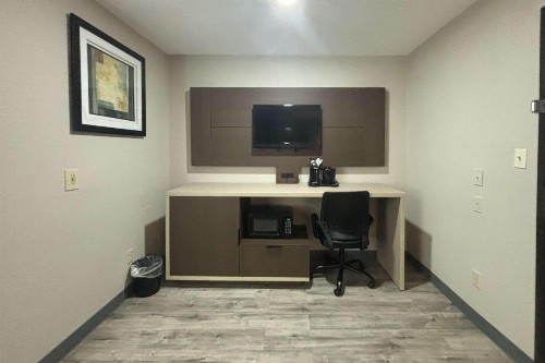 Quality Inn & Suites at Airport Blvd I-65 - image 20