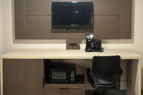 Quality Inn & Suites at Airport Blvd I-65 - image 21