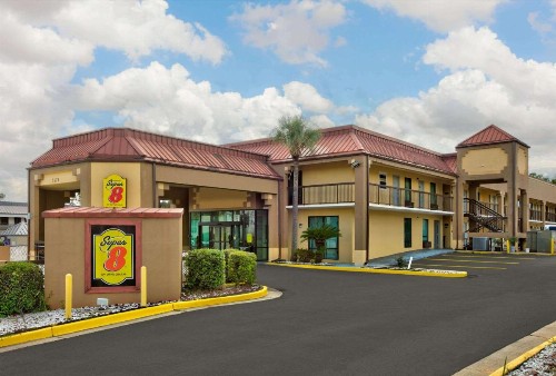 Super 8 by Wyndham Mobile/Tillmans Corner - image 1
