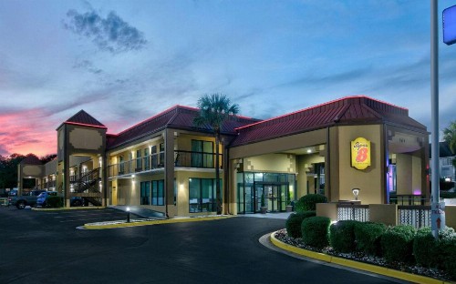 Super 8 by Wyndham Mobile/Tillmans Corner - image 2