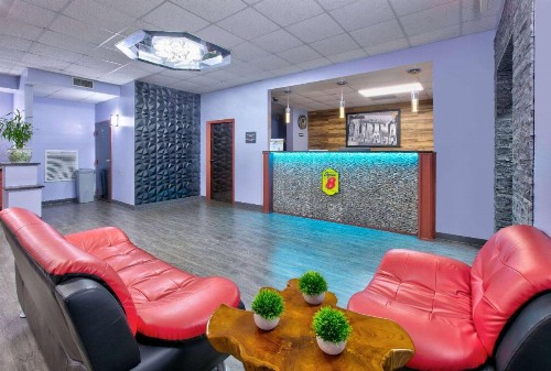 Super 8 by Wyndham Mobile/Tillmans Corner - image 3