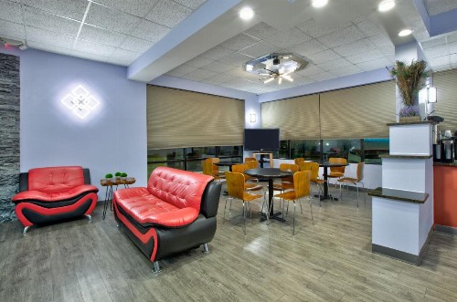 Super 8 by Wyndham Mobile/Tillmans Corner - image 30