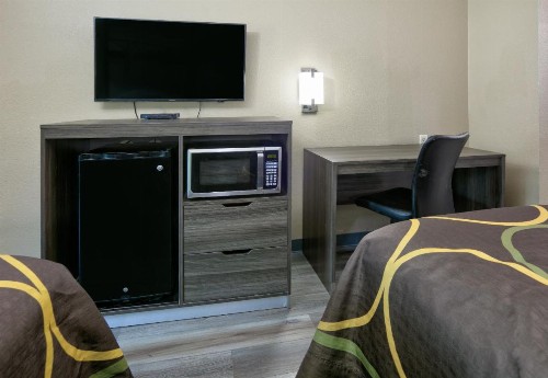Super 8 by Wyndham Mobile/Tillmans Corner - image 35