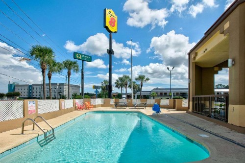 Super 8 by Wyndham Mobile/Tillmans Corner - image 4