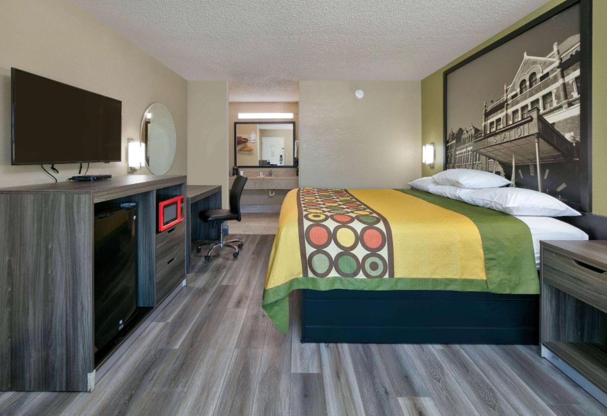 Super 8 by Wyndham Mobile/Tillmans Corner - image 6
