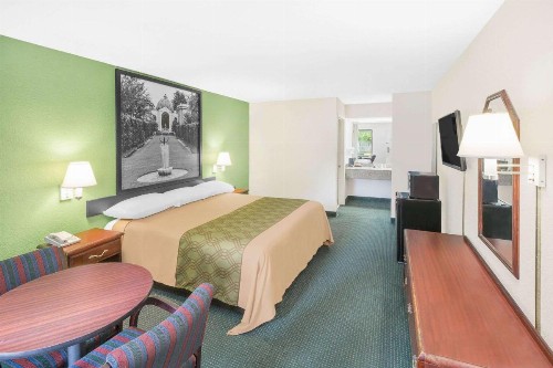 Super 8 by Wyndham Mobile - image 28