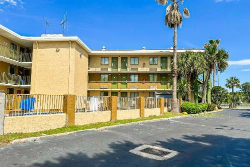 Econo Lodge - image 10