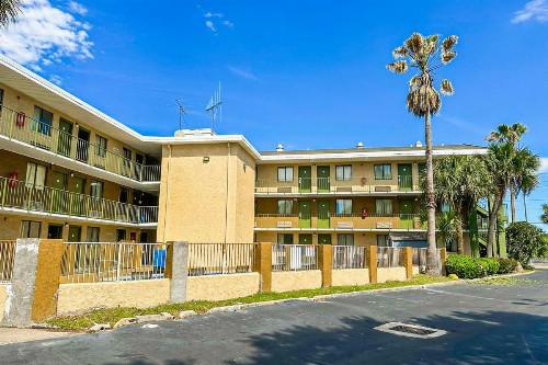 Econo Lodge - image 11