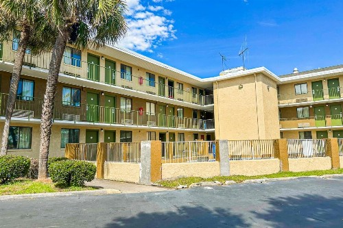 Econo Lodge - image 13