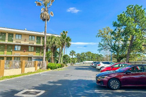 Econo Lodge - image 15
