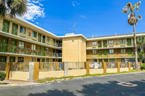 Econo Lodge - image 16