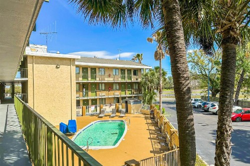 Econo Lodge - image 18