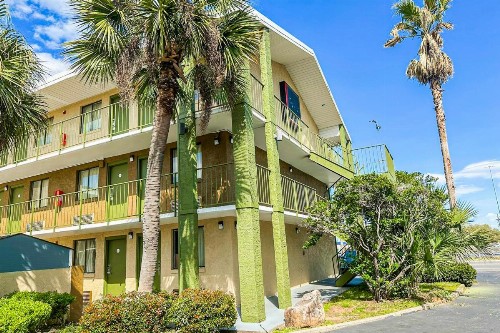 Econo Lodge - image 19