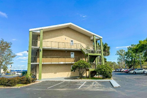 Econo Lodge - image 2