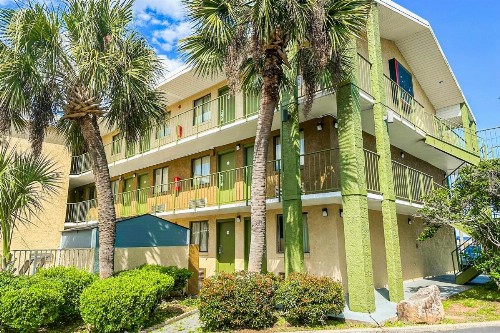 Econo Lodge - image 20