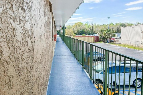 Econo Lodge - image 24