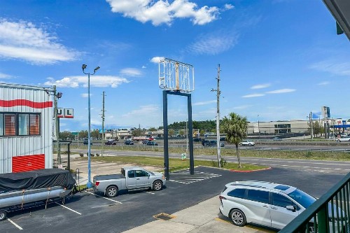 Econo Lodge - image 25