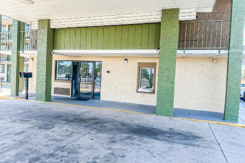 Econo Lodge - image 35