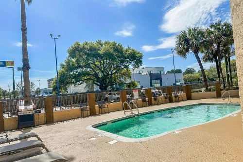 Econo Lodge - image 38