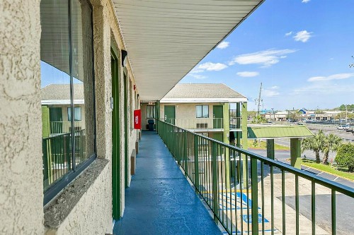 Econo Lodge - image 39