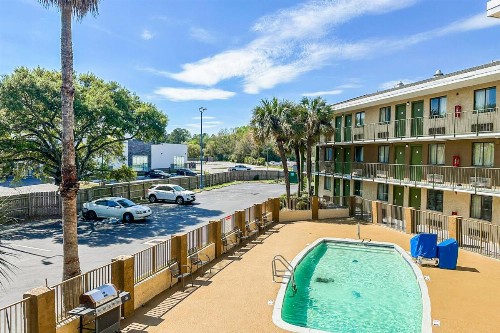 Econo Lodge - image 4