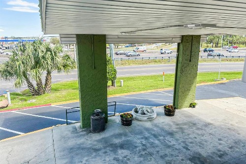 Econo Lodge - image 41