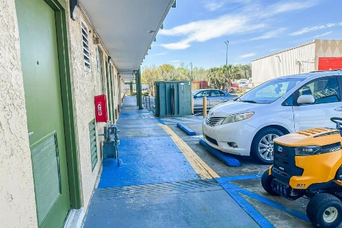 Econo Lodge - image 42