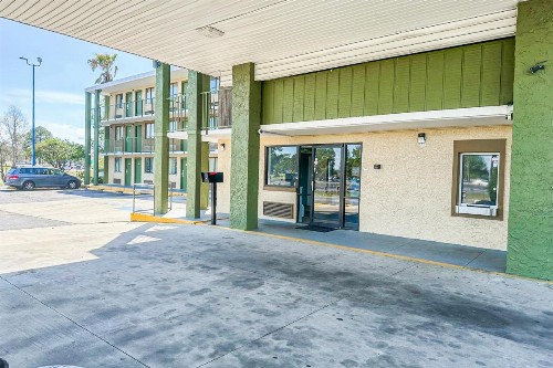 Econo Lodge - image 43