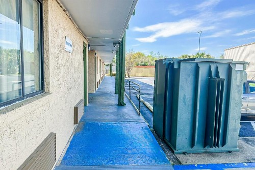 Econo Lodge - image 44