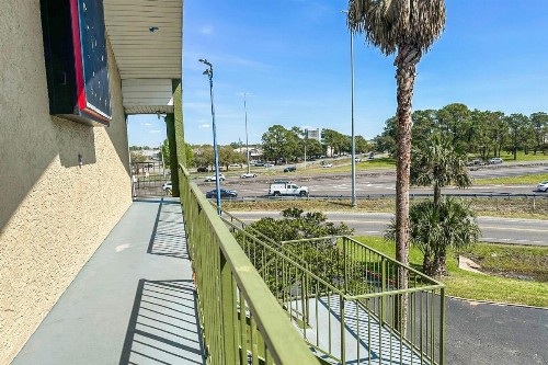 Econo Lodge - image 46