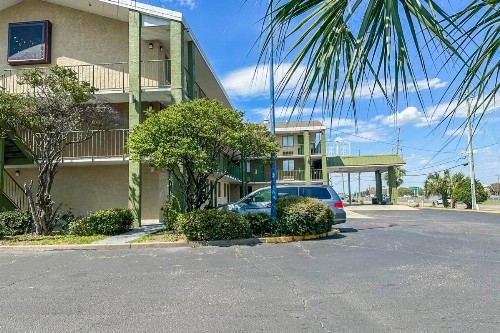 Econo Lodge - image 49