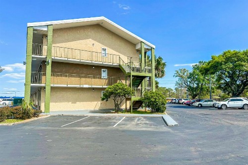 Econo Lodge - image 6