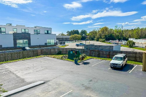 Econo Lodge - image 7